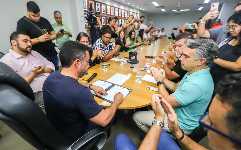 Governador sanciona Planos de Cargos e Carreiras da Educação e Detran