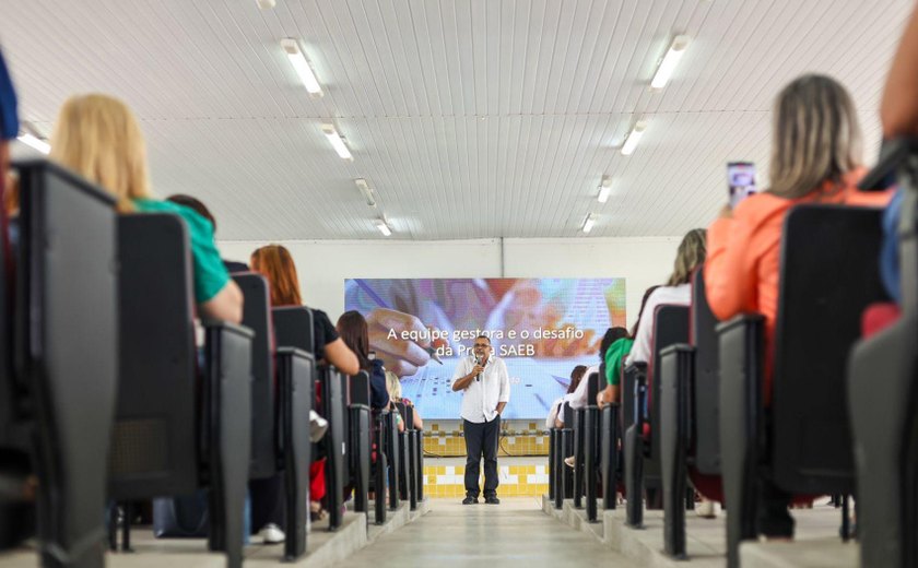 Educadores da Semed participam de palestra sobre gestão e desafio da Prova Saeb