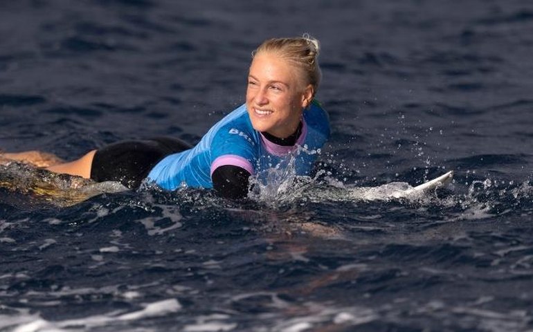 Tatiana Weston-Webb fica em 2º na etapa de Cloudbreak e se classifica para o Finals