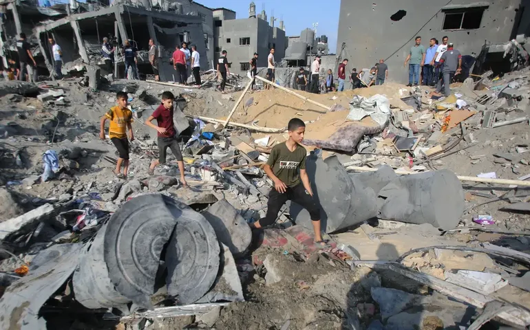 Israel bombardeia escola da ONU que abrigava deslocados em Khan Younis e ordena retirada de civis da Cidade de Gaza