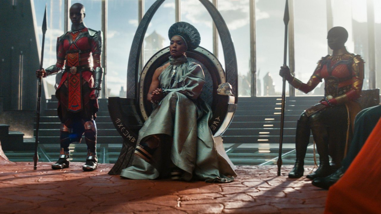 Angela Bassett, a Rainha Ramonda, comenta cena excluída de Pantera Negra 2′