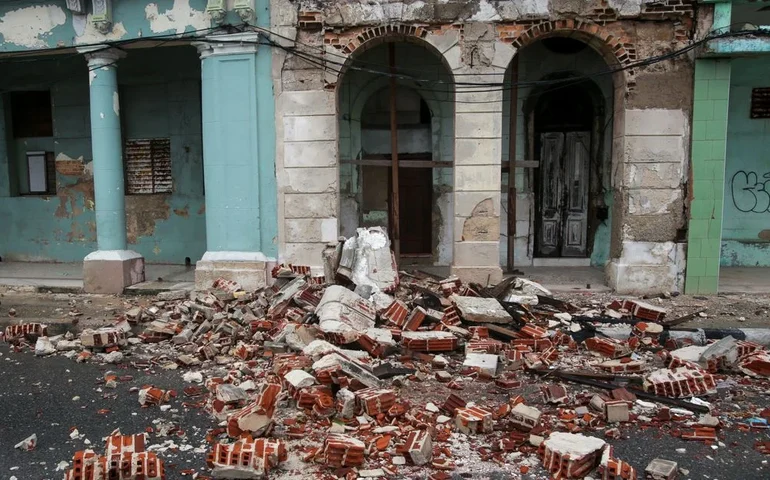 Cuba é sacudida por terremoto após furacões e apagões atingirem a ilha
