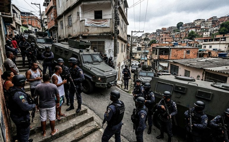 Operação mira traficantes do TCP por extorsão e expulsão de moradores no São Carlos
