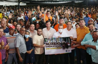 Prefeito Cacau entrega cartões do Auxílio Chuvas para 2 mil profissionais atingidos pelas chuvas