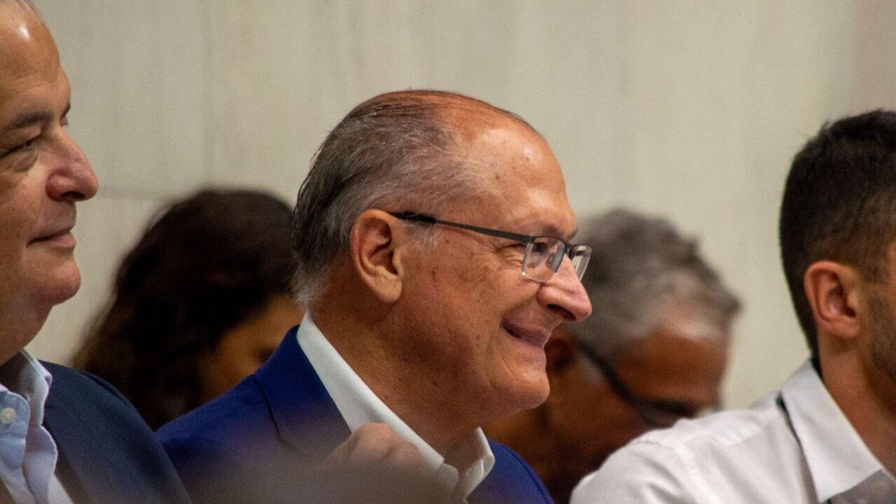 Alckmin critica violência política e lança candidato para governo de SP em congresso do PSB