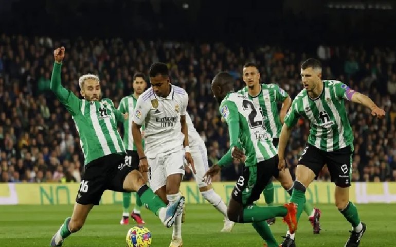 Real Madrid empata sem gols com o Betis e fica a nove pontos do líder Barcelona