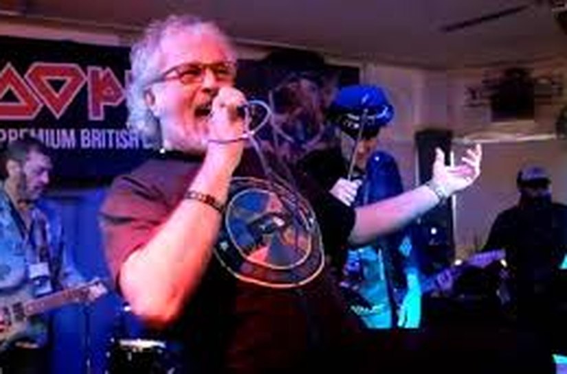 Morre Paul Mario Day, primeiro vocalista do Iron Maiden, aos 69 anos