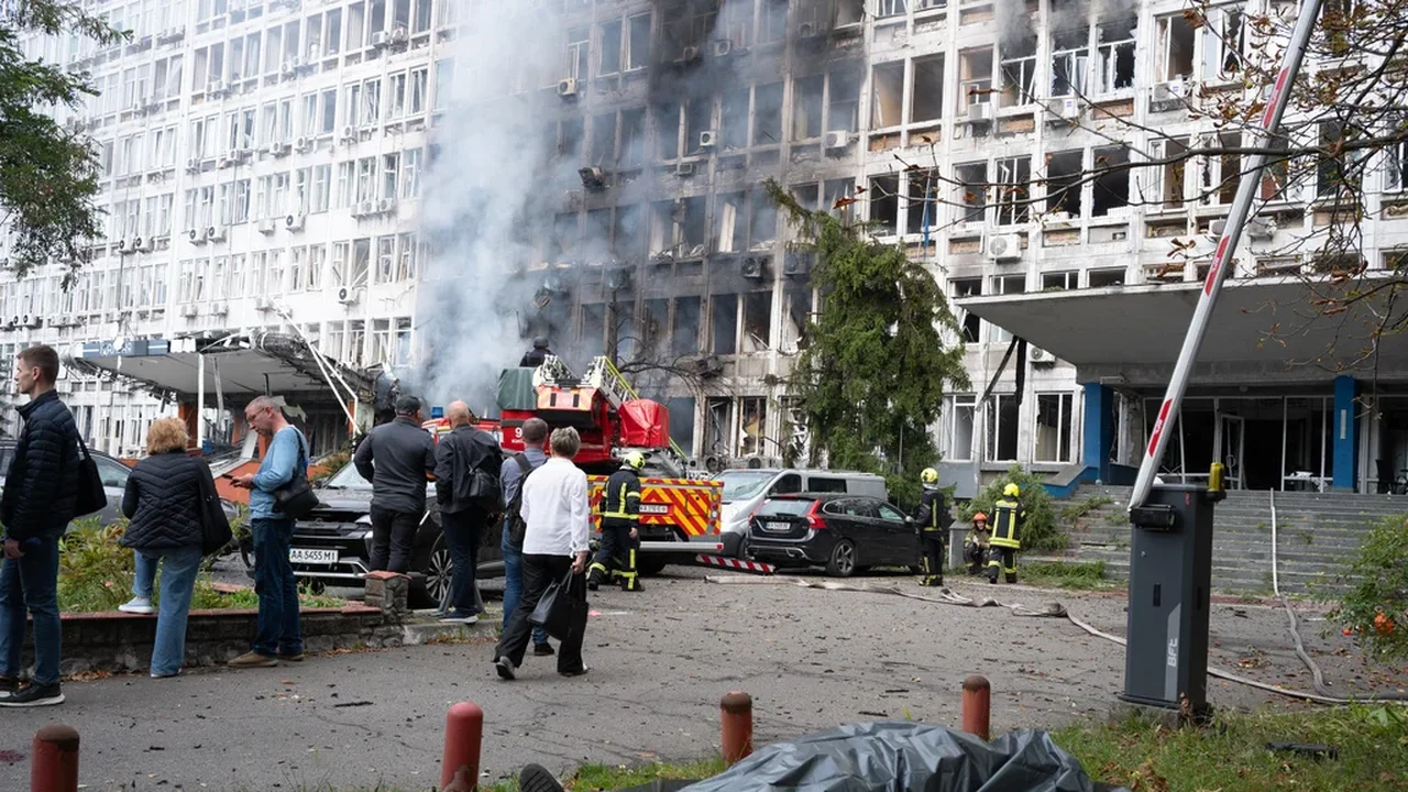 Rússia bombardeou Kiev com drones, matando 2 pessoas e ferindo 41 antes do discurso de Zelenskyy na ONU.