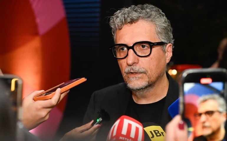 Kleber Mendonça Filho e Spike Lee se encontram em sala de aula e discutem 'O Agente Secreto'