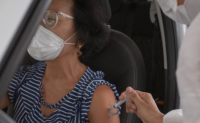 Idosa recebe vacina contra a covid-19 em Maceió