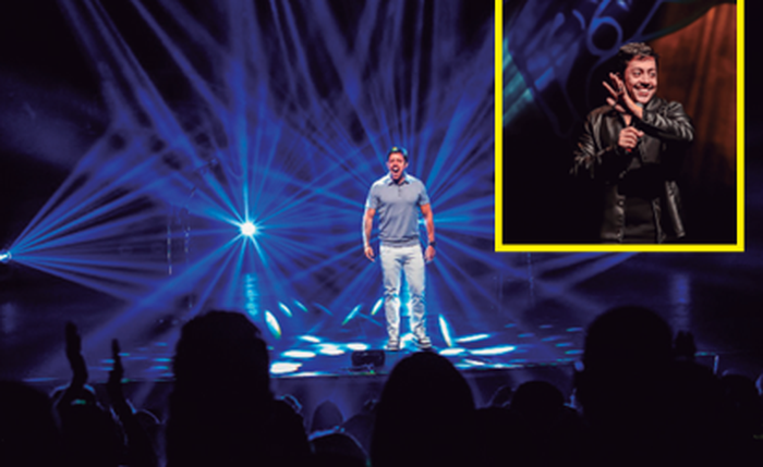 humorista Renato Albani no palco