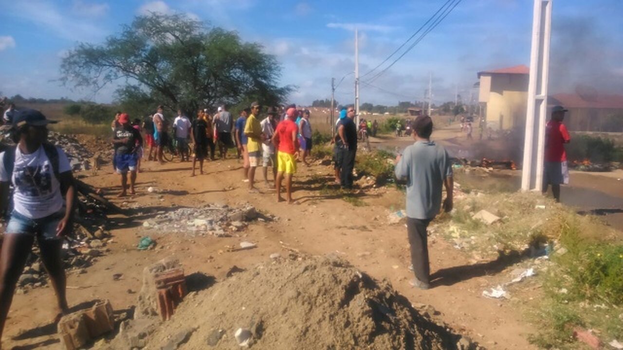 Moradores queimam pneus durante protesto em Palmeira dos Índios