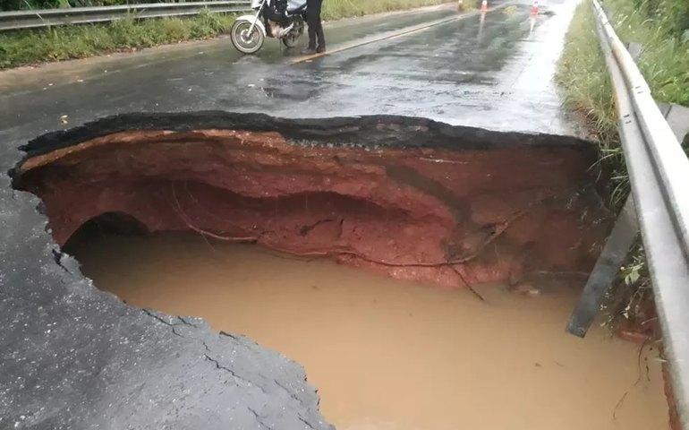 Erosão na pista provoca interdição na rodovia Régis Bittencourt
