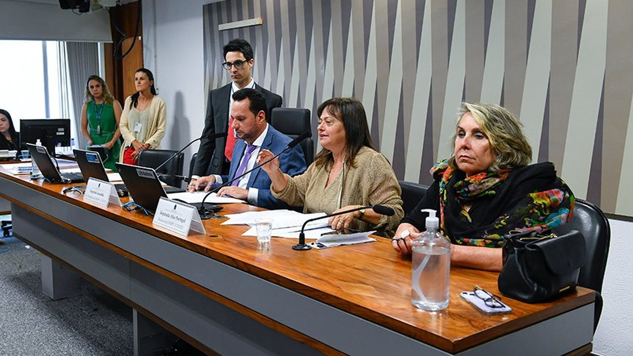 Adiada votação de MP que reajusta salário dos servidores federais