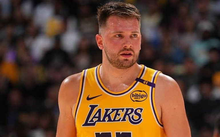 Doncic brilha e comanda Lakers em vitória sobre os Timberwolves nos playoffs da NBA