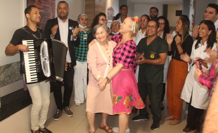 Equipe da Santa Casa de Maceió humaniza o encerramento do tratamento oncológico de pacientes com música e celebração