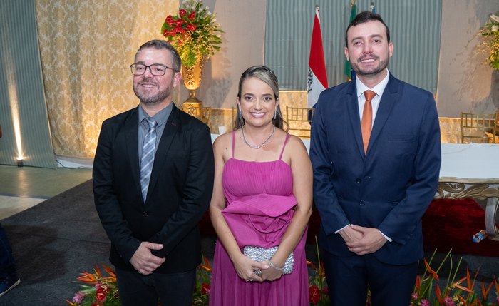 Ao centro, Nayara Teixeira inicia mandato à frente da Câmara