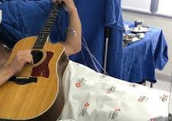 Morre em Santa Catarina neurocirurgião  referência internacional que operou paciente cantando e tocando violão 