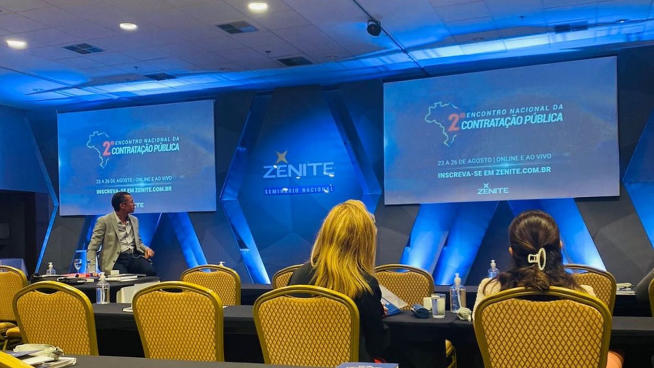 Servidora da SMTT participa de seminário sobre a nova lei de licitações