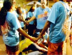 Jovens pregando em carnaval de Salvador-BA