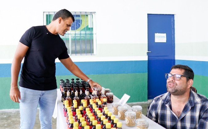A feira é aberta ao público e reúne produtores rurais de diversas regiões do estado