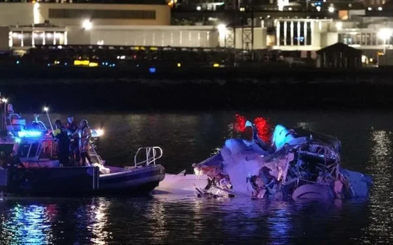 Choque entre helicóptero e avião mata 67 nos EUA