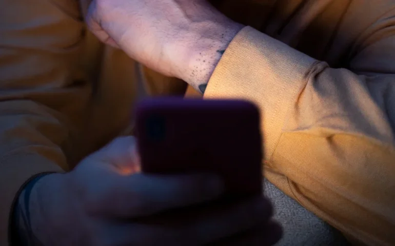 Busca por desconexão cresce à medida que sobrecarga digital afeta trabalhadores e estudantes