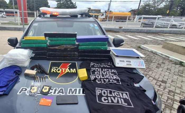 Guarnições apreenderam 22,4 kg de maconha e 4 kg de cocaína, além de balança de precisão e munições