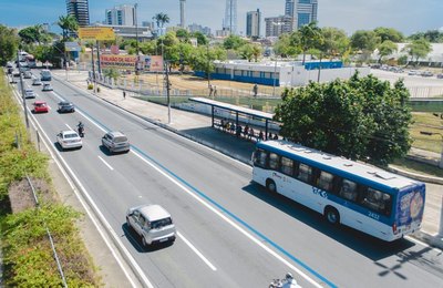 Trecho da faixa preferencial para ônibus será interditado para procissão na Praça do Centenário
