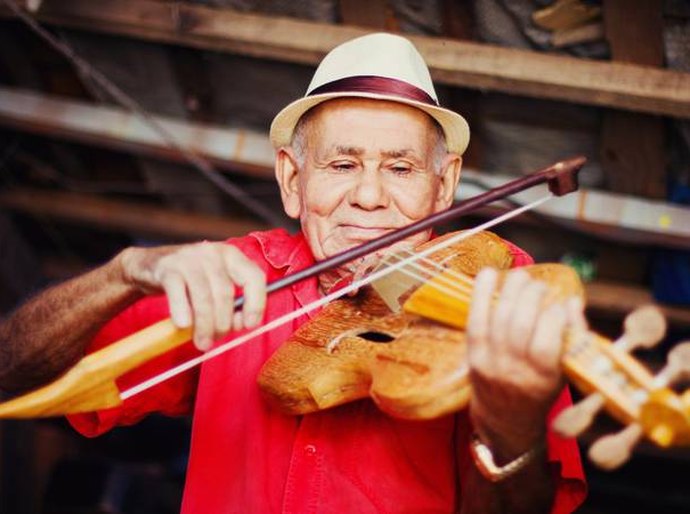 Projeto reconhece o acervo do mestre Nelson da Rabeca como patrimônio cultural