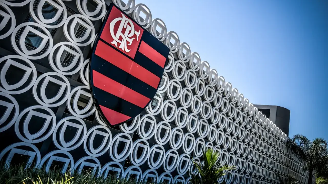 Via Dutra é interditada no sentido São Paulo após tombamento de ônibus com torcedores do Flamengo