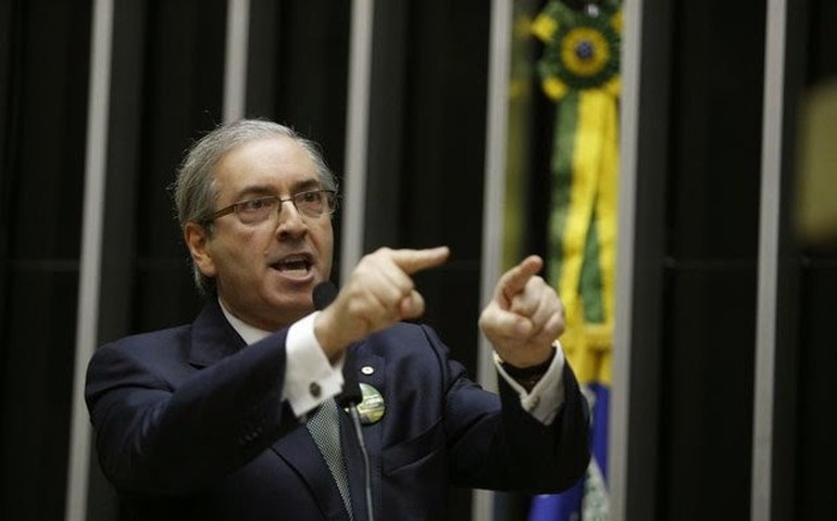 Eduardo Cunha analisa seis pedidos para criação de CPIs e aceita três