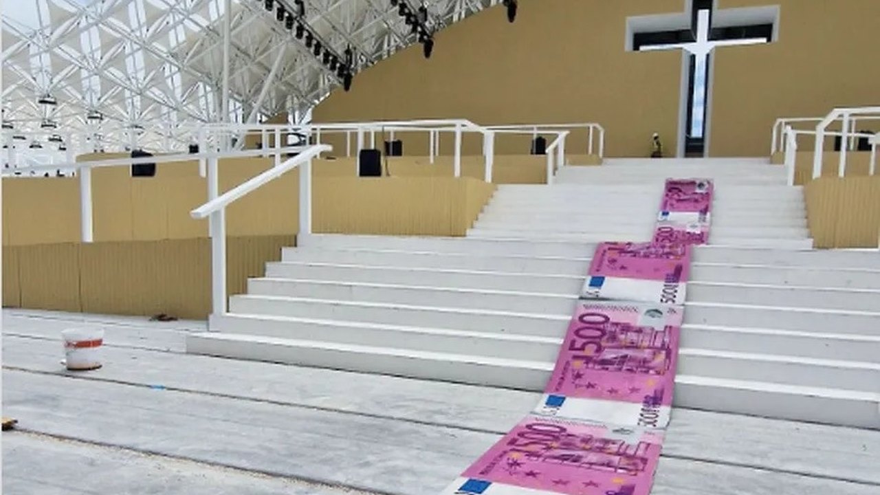 Artista plástico protesta com 'tapete de dinheiro' em altar do Papa em Lisboa