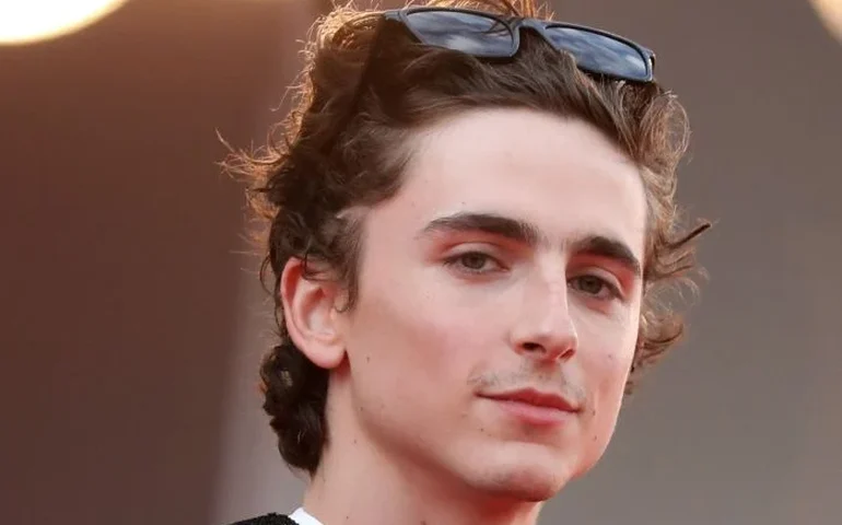 Timothée Chalamet aparece caracterizado como Bob Dylan em 1ª foto oficial da cinebiografia