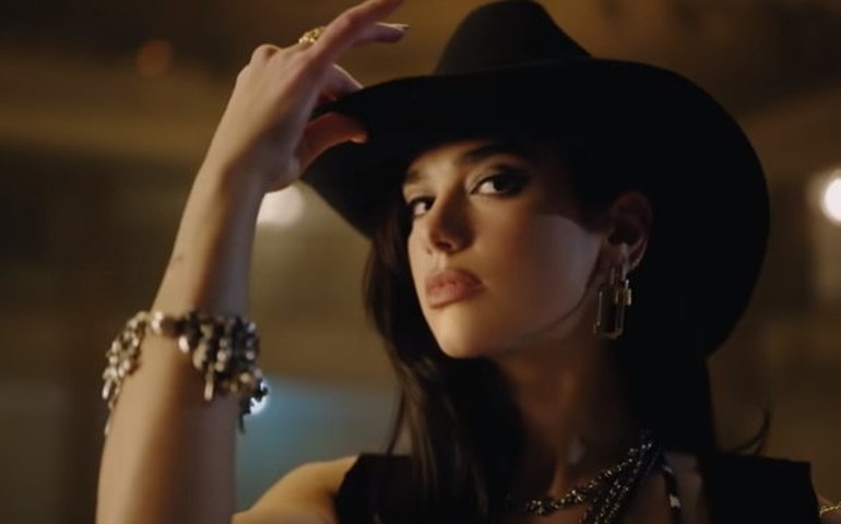 Procurando a próxima leitura? Confira as sugestões de Dua Lipa em seu clube do livro