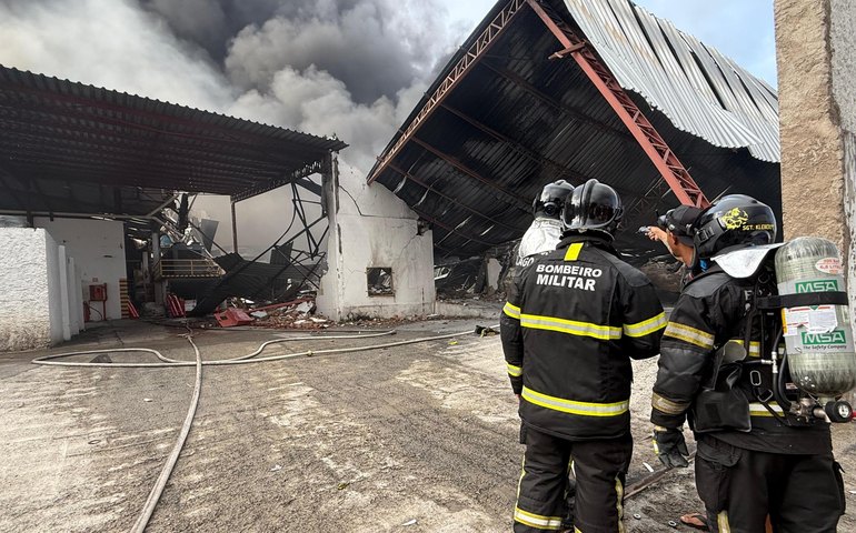 Bombeiros mostram agilidade e eficiência no combate a incêndio no Distrito Industrial