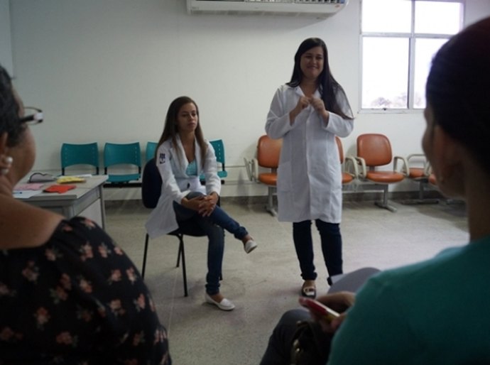 Estudantes orientam pacientes na área Azul do HGE