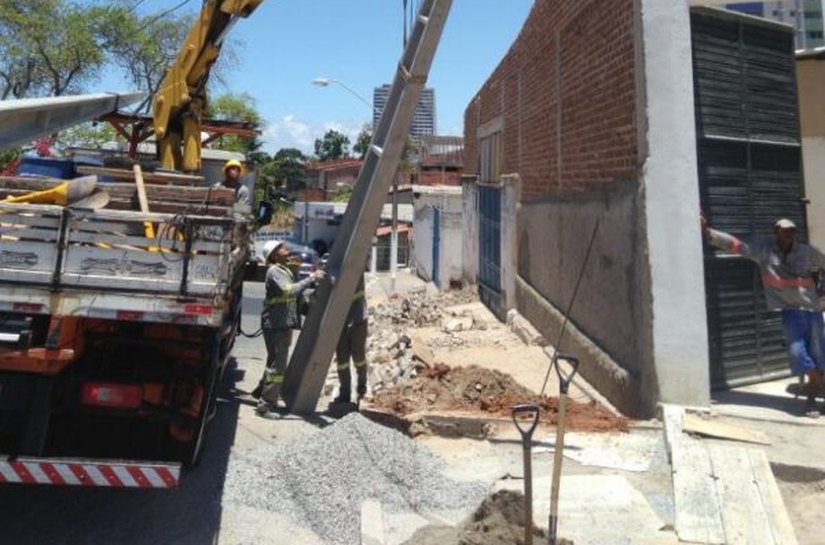 Novos postes são instalados na Avenida Afrânio Lages pela Sima