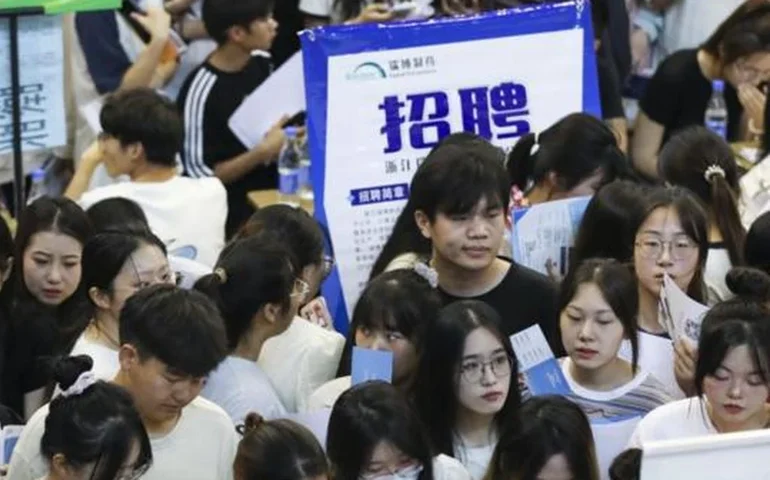 Taxa de desemprego juvenil na China cai para 17,6% em setembro