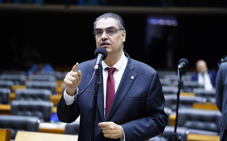 Projeto isenta microgeradores de energia elétrica da taxa de distribuição