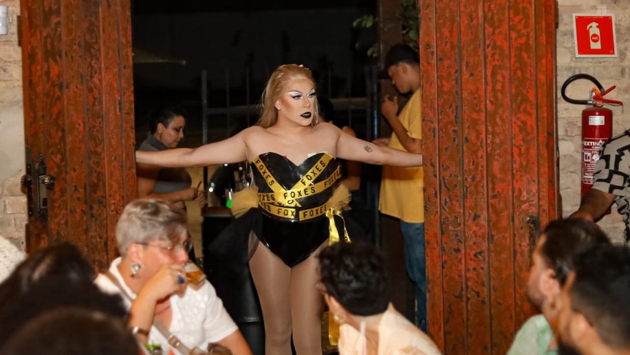 Drag Dinner Alagoas celebra divas pop em noite de glamour em Maceió
