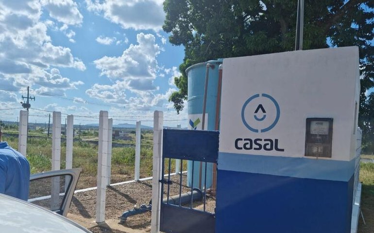 Casal trabalha em reparo de equipamento na ETA de Jacuípe