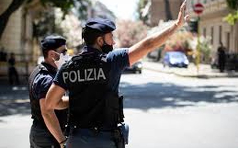 Na Itália, mãe abandona filha em estrada como punição por nota baixa em latim