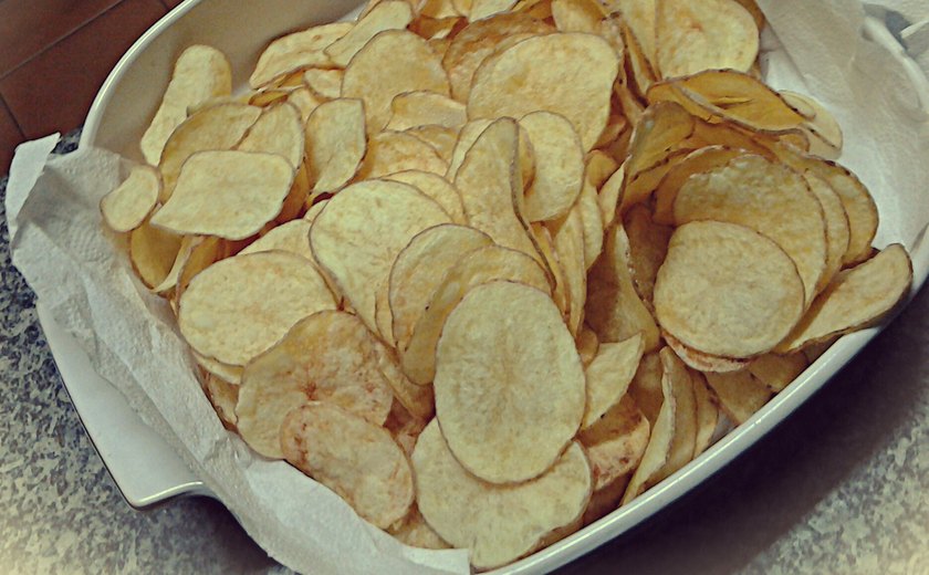 Anúncio de TV italiana gera revolta em católicos por mostrar freira comendo batatas chips para comunhão