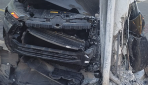 Carro colide com poste de energia na Zona Sul de Aracaju