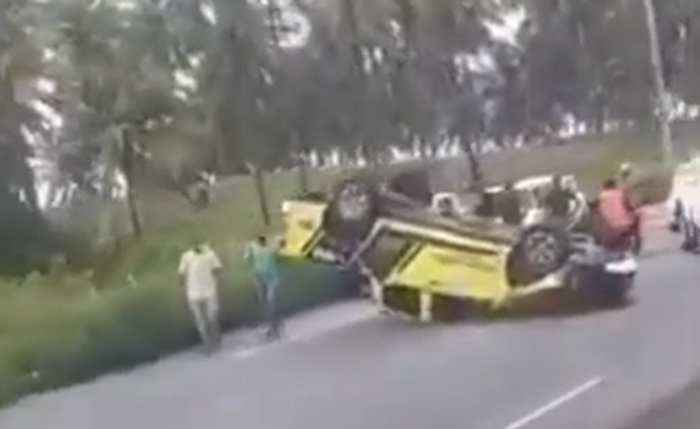 Viatura bateu em uma mureta antes de capotar Viatura bateu em uma mureta antes de capotar