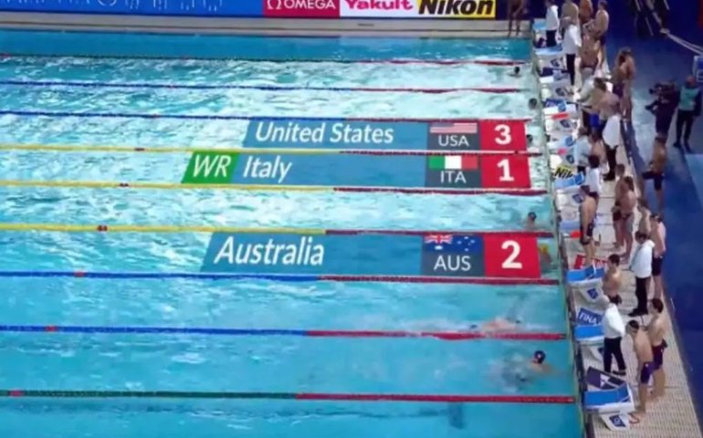 EUA e Austrália dividem ouro e recorde mundial nos 4x100m medley em piscina curta