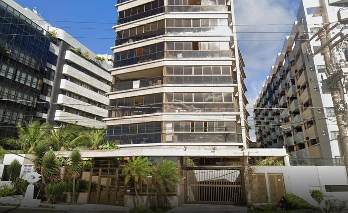 Prédio cuja cobertura servirá de reclusão para Collor na orla da Ponta Verde, em Maceió Prédio cuja cobertura servirá de reclusão para Collor na orla da Ponta Verde, em Maceió