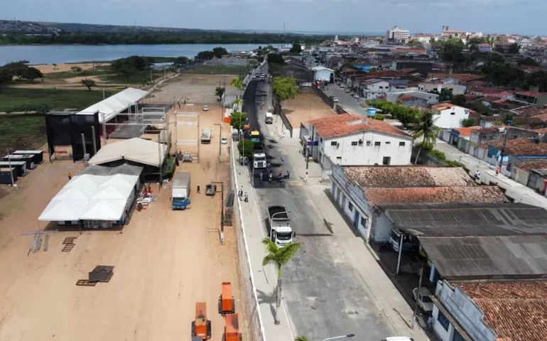 Parceria entre Governo de Alagoas e Prefeitura de Penedo recupera novo trecho de asfalto na cidade
