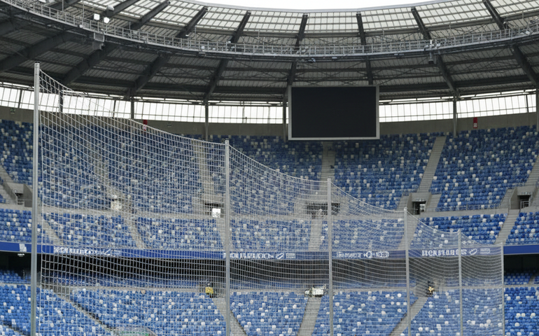 Espanyol instala redes para evitar arremessos de objetos no campo em jogo com Barcelona